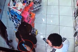 Cep telefonu kılıfı hırsızlığı kamerada