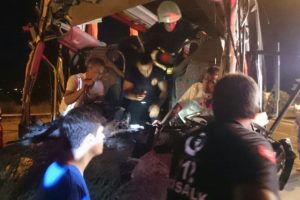 Tur otob&uuml;s&uuml; ile tır &ccedil;arpıştı: 1 &ouml;l&uuml;, 11 yaralı