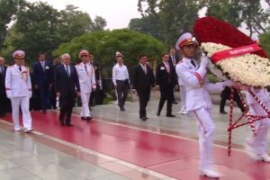 Yıldırım, Vietnam'ın ilk başkanının mozolesini ziyaret etti