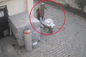 &Ouml;ğrenci yurdunun deposundan el arabasıyla buğday &ccedil;aldılar