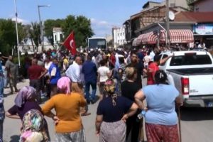Romanlar ellerinde sopalarla valiliğe y&uuml;r&uuml;d&uuml;