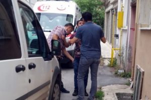 Alkoll&uuml; şahıs kendini bı&ccedil;akladı