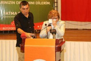 Fatma Şahin annesini anlatırken ağladı