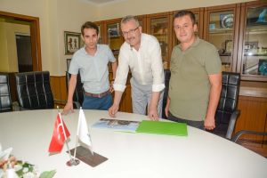 Bursa Karacabey'de Vergi Dairesinin bulunduğu alan otoparka d&ouml;n&uuml;ş&uuml;yor