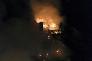 Bafra'da tarihi bina yangında k&uuml;l oldu
