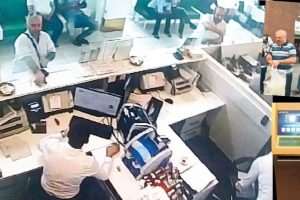 ATM'den verilen &ccedil;eyrek altınların sahtesiyle vurgun yaptılar