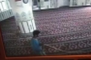 Bursa'da vicdansız cami hırsızı kameraya b&ouml;yle yakalandı!