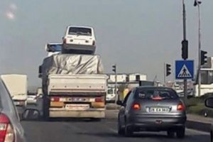 Y&uuml;kl&uuml; kamyonun &uuml;zerinde otomobil taşıdılar!