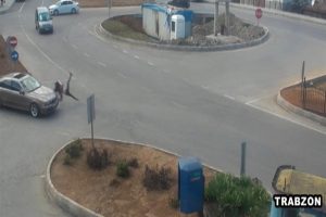 Otomobilin &ccedil;arptığı gen&ccedil; kız havaya u&ccedil;tu
