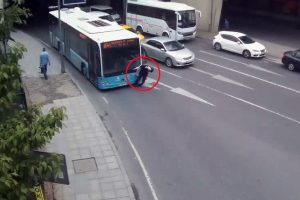 Kararsız yayaya otob&uuml;s b&ouml;yle &ccedil;arptı