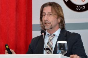 Bakan Demircan'dan yapay deri &uuml;reten Ovalı'ya davet