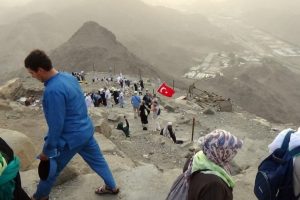 T&uuml;rk hacılar Hira mağarasında