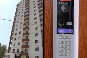 Binaya girenleri diyafondan kontrol ediyormuş