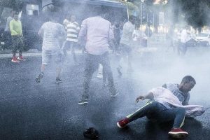 İtalyan polisinden kent merkezindeki g&ouml;&ccedil;menlere m&uuml;dahale