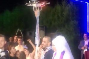 Sıraya girmek istemedi, geline takıyı drone ile ulaştırdı