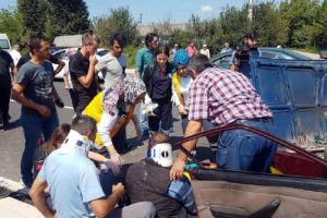 2 otomobil kavşakta &ccedil;arpıştı: 3 yaralı