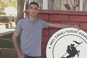 &Uuml;zerine mıcır d&ouml;k&uuml;len iş&ccedil;i hayatını kaybetti