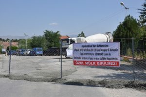 Film gibi olay: Otele giden yolu kapattı