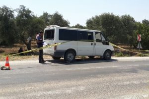 Ka&ccedil;ak g&ouml;&ccedil;menleri taşıyan ara&ccedil; jandarmaya ateş a&ccedil;tı