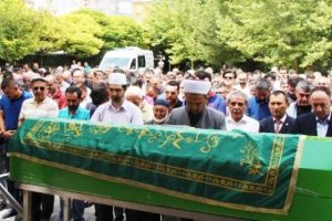 İntihar eden sendikacının cenaze namazını oğlu kıldırdı