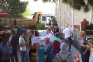 Şof&ouml;r&uuml; kalp kiriz ge&ccedil;irdi, hafriyat kamyonu 3 araca &ccedil;arptı