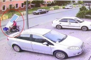 Kayseri'de apartman kapısını &ccedil;aldılar
