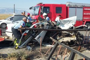 Otomobil k&ouml;pr&uuml;ye &ccedil;arptı: 1 &ouml;l&uuml;, 1 yaralı