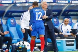 Beşiktaşlı taraftarlardan Mbappe'ye g&ouml;nderme