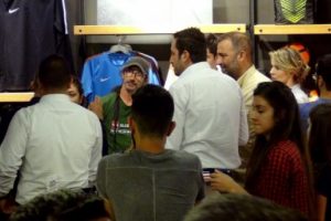 'Arka Sokaklar' oyuncuları izdihamdan kurtulmak i&ccedil;in mağazaya sığındı