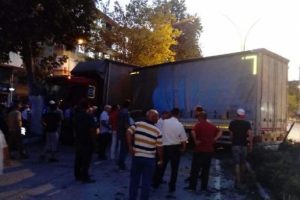 TIR'dan ayrılan dorse kazaya neden oldu