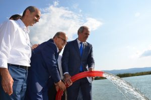 200 bin yavru sazan Bursa İznik G&ouml;l&uuml; ile buluştu