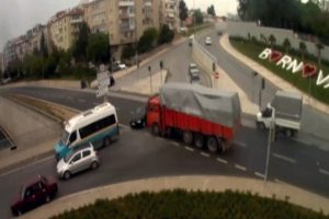 &Ccedil;arptığı otomobili 100 metre s&uuml;r&uuml;kledi