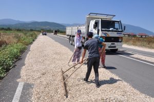Bursa'da ay&ccedil;ekirdeğini kurutmak i&ccedil;in &ccedil;evre yolunu kapattılar
