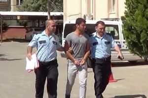 Kadın &ouml;ğretmene u&ccedil;an tekme atan şahıs tutuklandı