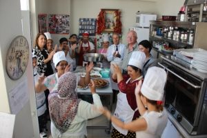Bir yandan g&ouml;bek atıp bir yandan pişirdiler