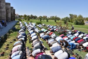 Haberi alan dışarıya koştu: Halk ş&uuml;k&uuml;r namazı kıldı!