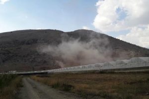 Mahallelinin dinamit isyanı: Camlar kırılıyor, seralar &ccedil;&ouml;k&uuml;yor