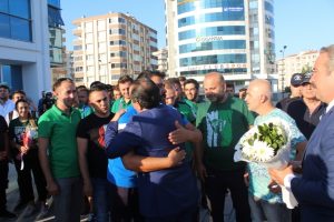Emniyet M&uuml;d&uuml;r&uuml; Selami Yıldız'ı Bursaspor taraftarları Adana'ya uğurladı