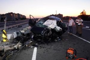 Bariyere &ccedil;arpan otomobildeki anne ve kızı &ouml;ld&uuml;