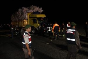 Kamyon ile otomobil &ccedil;arpıştı: 3 &ouml;l&uuml;, 5 yaralı