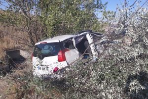 Kontrolden &ccedil;ıktı, şarampole yuvarlandı: 1 &ouml;l&uuml;, 3 yaralı