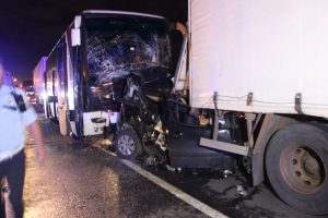 Bursa plakalı ara&ccedil; otob&uuml;s ile tır arasında kaldı, hurdaya d&ouml;nd&uuml;!