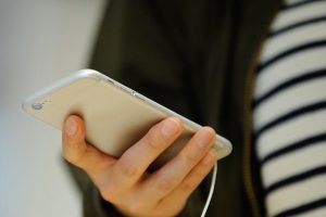 Akıllı telefonlar yeni hastalık ortaya &ccedil;ıkardı: "Mesaj boynu"