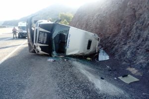 Mevsimlik iş&ccedil;ileri taşıyan minib&uuml;s takla attı: 1 &ouml;l&uuml;, 9 yaralı