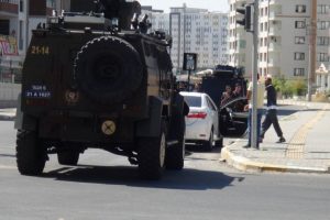 Uygulamaya takıldı, başına silah dayadı