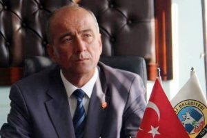 Belediye başkanın katıldığı d&uuml;ğ&uuml;nde silahlı kavga