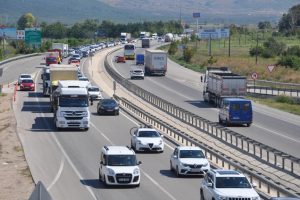 Bursa-İzmir yolunda uzun ara&ccedil; kuyrukları oluştu!