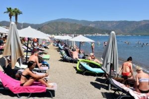 Tatilciler, Marmaris sahillerini doldurdu