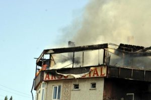 Onarım yapılan &ccedil;atıda yangın &ccedil;ıktı