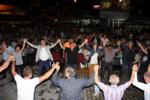 İl&ccedil;e olma sevincini tulum ve kemen&ccedil;eyle kutladılar